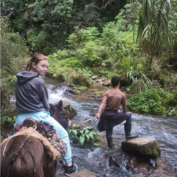 Meet your Posher, Julie - Picture 1 of 1